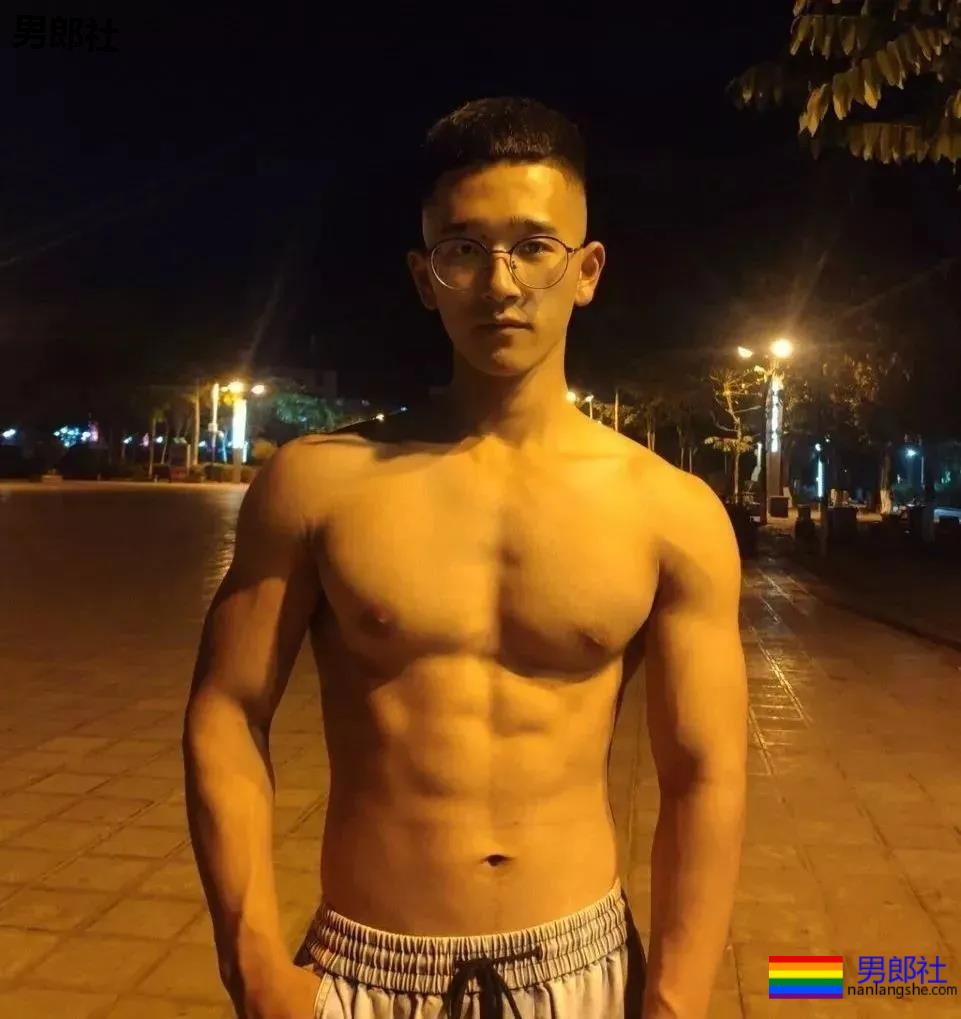 地铁上的小鲜肉张开双腿被路人偷拍，一波野生帅哥偷拍来袭。 - 51虹马