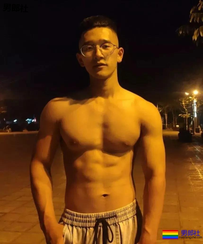 地铁上的小鲜肉张开双腿被路人偷拍，一波野生帅哥偷拍来袭。 - 51虹马