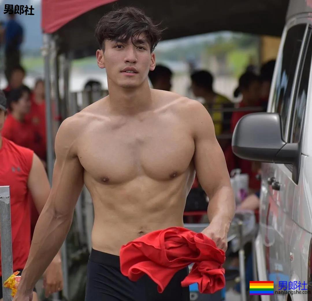 地铁上的小鲜肉张开双腿被路人偷拍，一波野生帅哥偷拍来袭。 - 51虹马