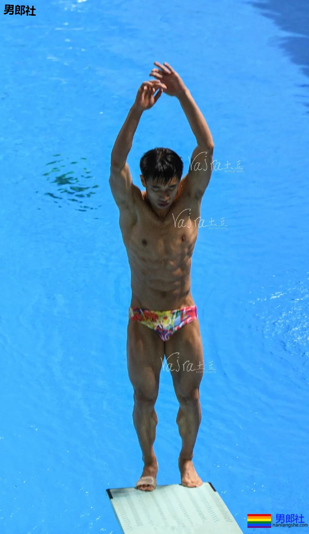 地铁上的小鲜肉张开双腿被路人偷拍，一波野生帅哥偷拍来袭。 - 51虹马