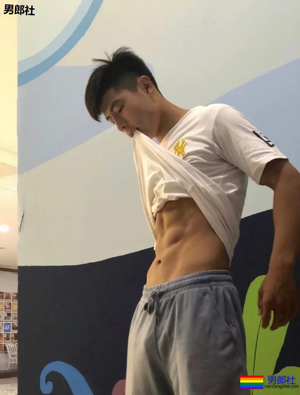 地铁上的小鲜肉张开双腿被路人偷拍，一波野生帅哥偷拍来袭。 - 51虹马