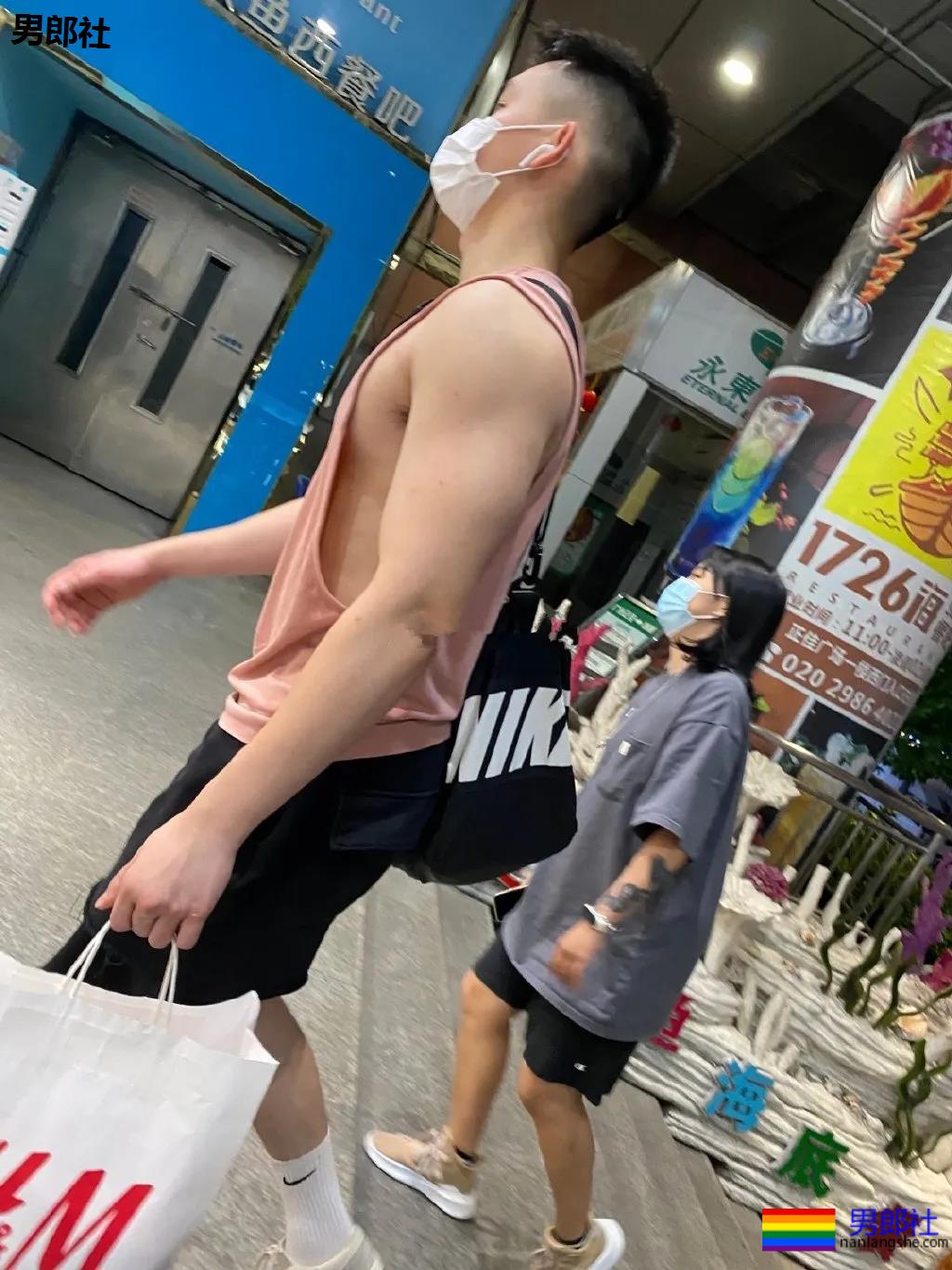 地铁上的小鲜肉张开双腿被路人偷拍，一波野生帅哥偷拍来袭。 - 51虹马