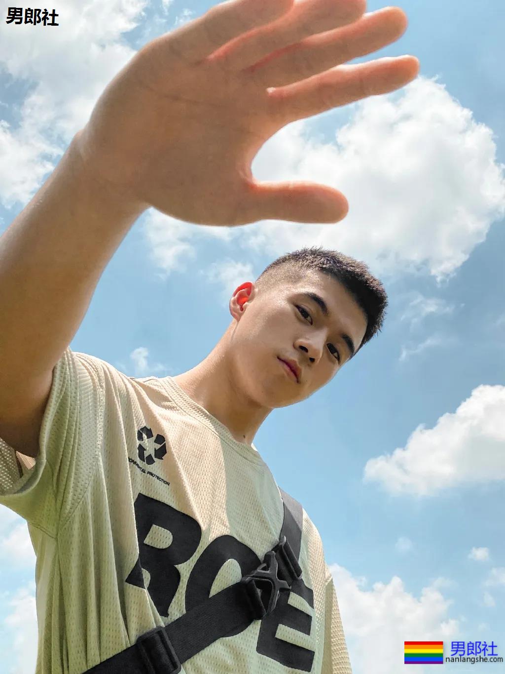 荷尔蒙小狼狗海边写真，阳光帅气浓眉 - 51虹马