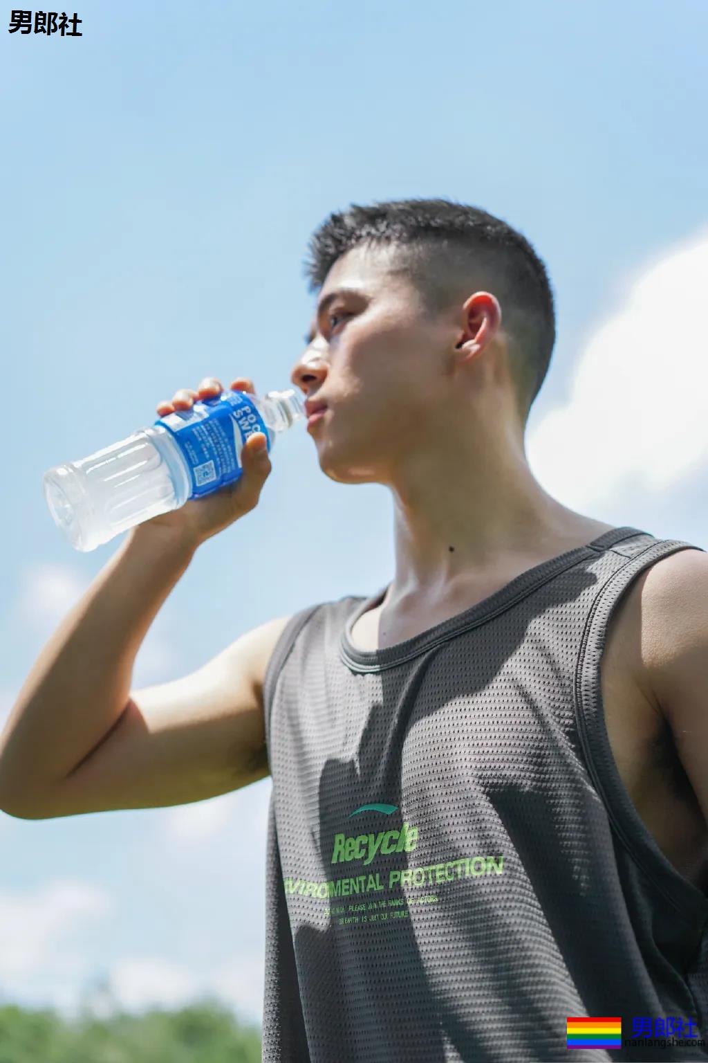 荷尔蒙小狼狗海边写真，阳光帅气浓眉 - 51虹马