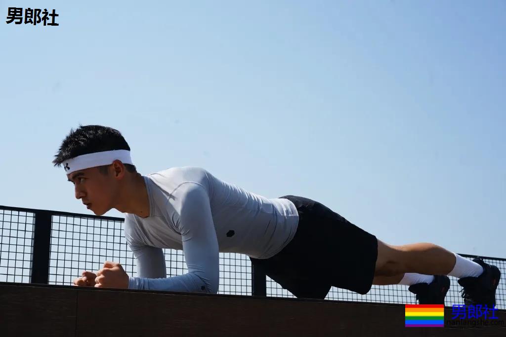 荷尔蒙小狼狗海边写真，阳光帅气浓眉 - 51虹马