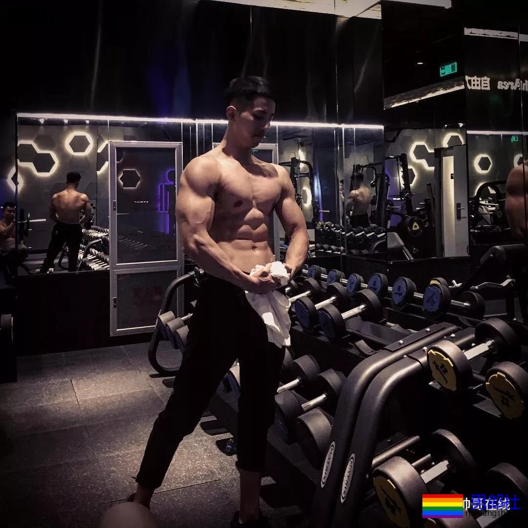 成都街拍走红的肌肉帅哥们,终于扒到了他们的私照! - 51虹马 成都街拍走红的肌肉帅哥们,终于扒到了他们的私照! - 51虹马