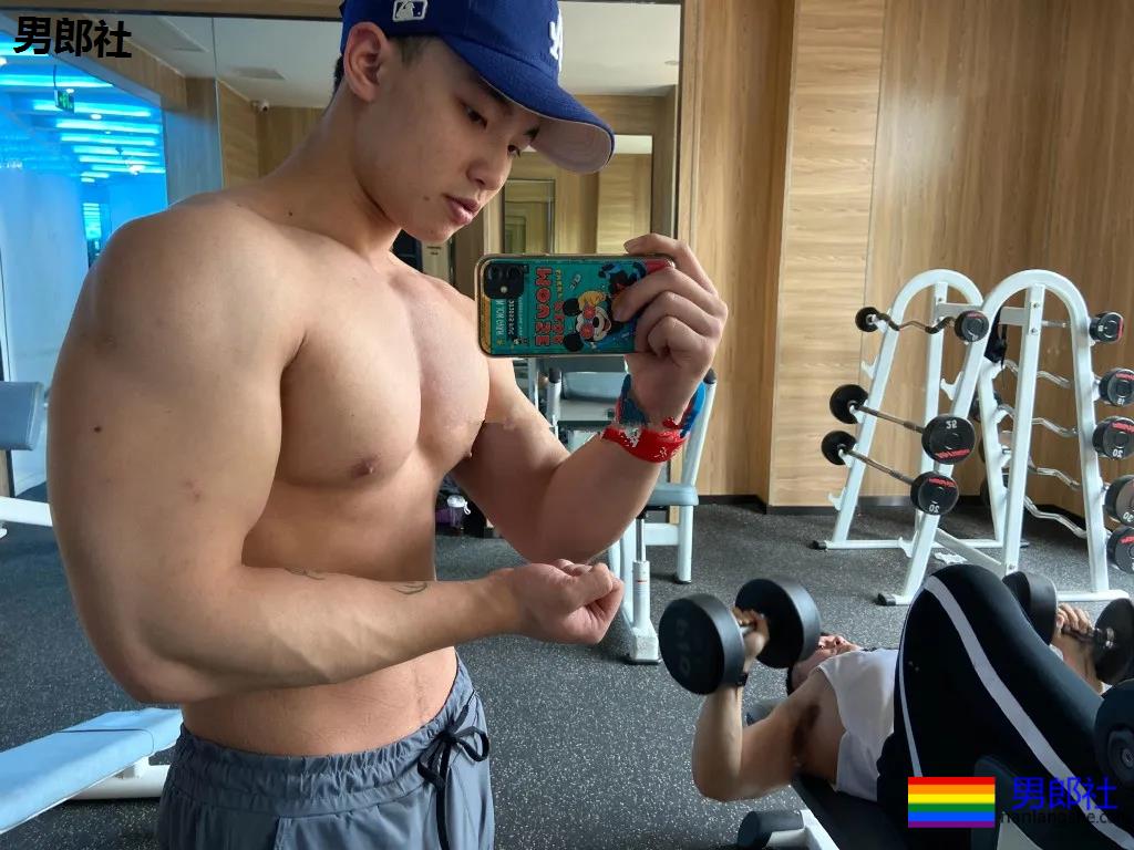 成都街拍走红的肌肉帅哥们,终于扒到了他们的私照! - 51虹马 成都街拍走红的肌肉帅哥们,终于扒到了他们的私照! - 51虹马