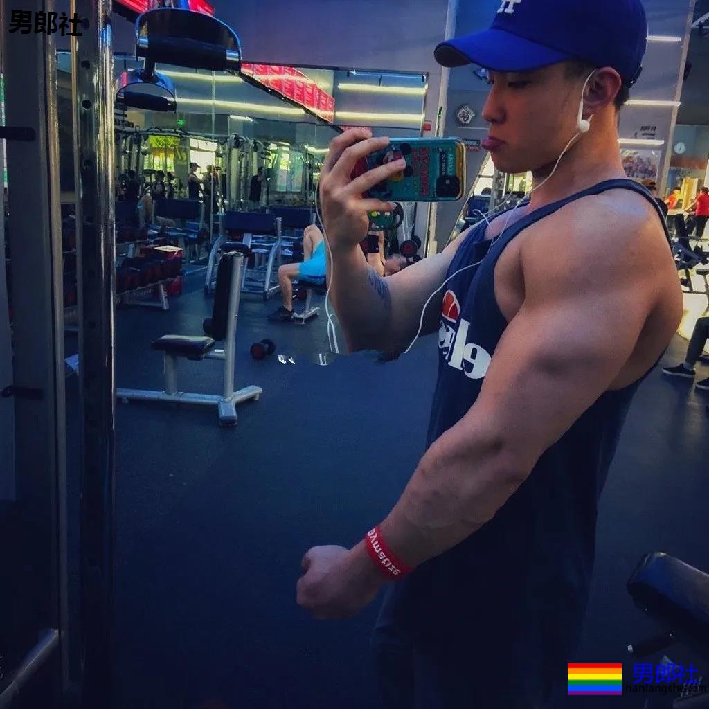 成都街拍走红的肌肉帅哥们,终于扒到了他们的私照! - 51虹马 成都街拍走红的肌肉帅哥们,终于扒到了他们的私照! - 51虹马