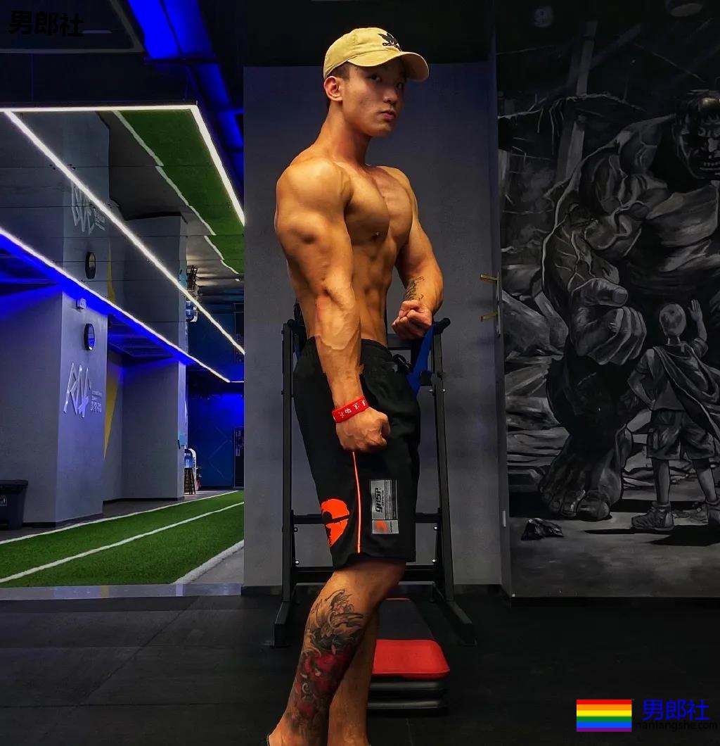 成都街拍走红的肌肉帅哥们,终于扒到了他们的私照! - 51虹马 成都街拍走红的肌肉帅哥们,终于扒到了他们的私照! - 51虹马