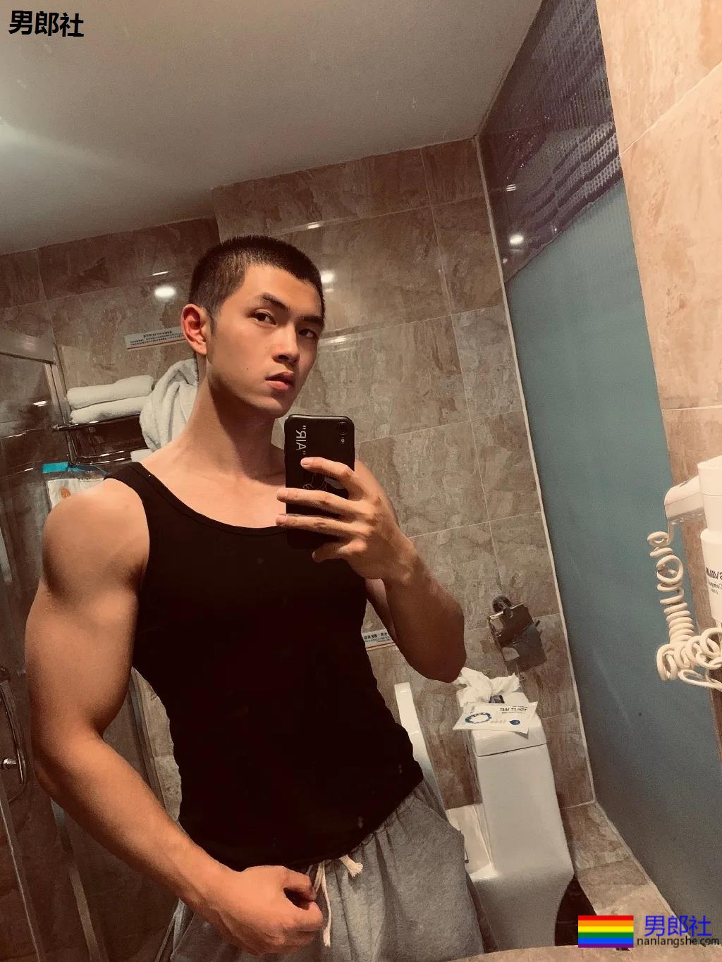 成都街拍走红的肌肉帅哥们,终于扒到了他们的私照! - 51虹马 成都街拍走红的肌肉帅哥们,终于扒到了他们的私照! - 51虹马