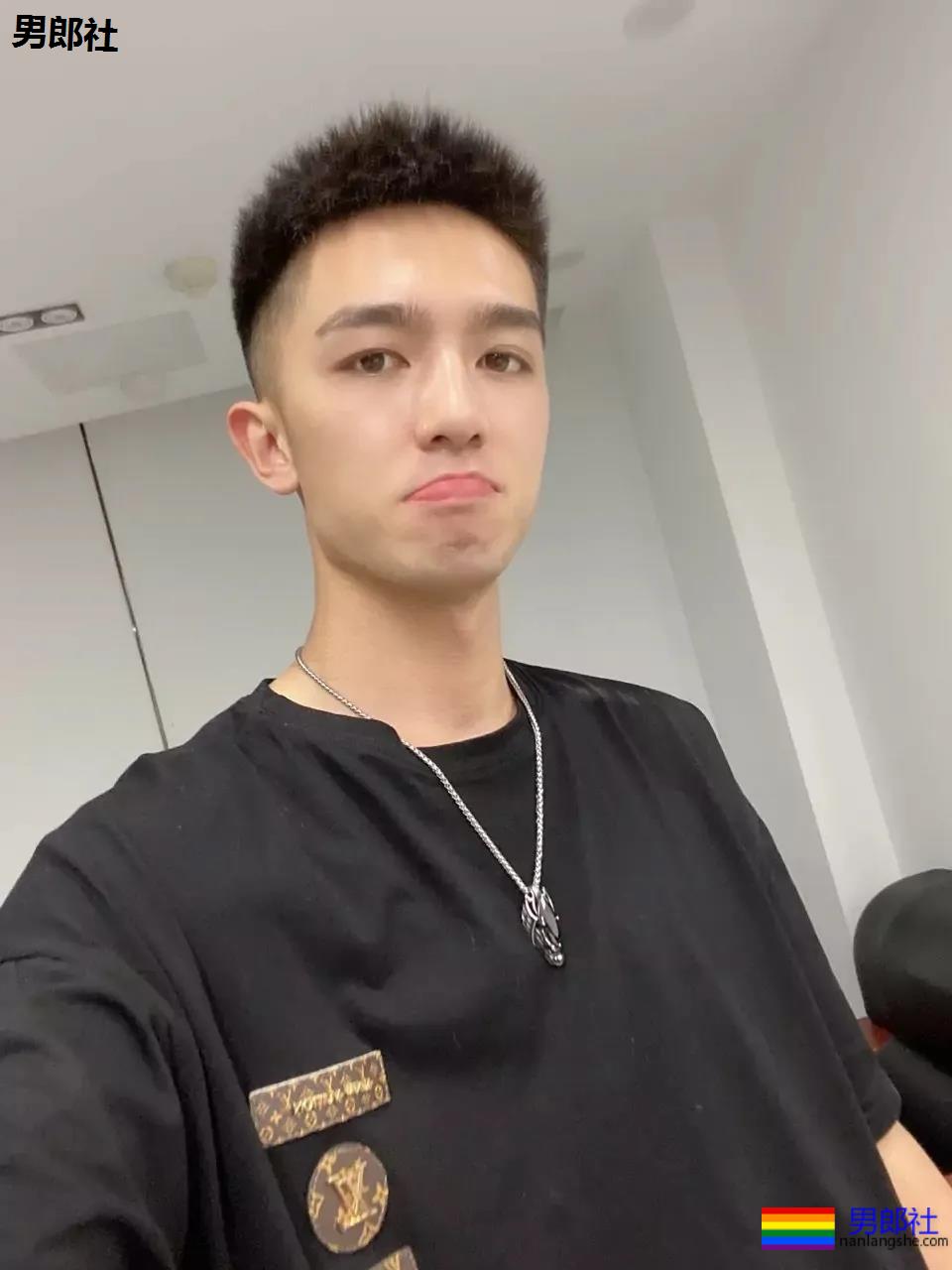 成都街拍走红的肌肉帅哥们,终于扒到了他们的私照! - 51虹马 成都街拍走红的肌肉帅哥们,终于扒到了他们的私照! - 51虹马