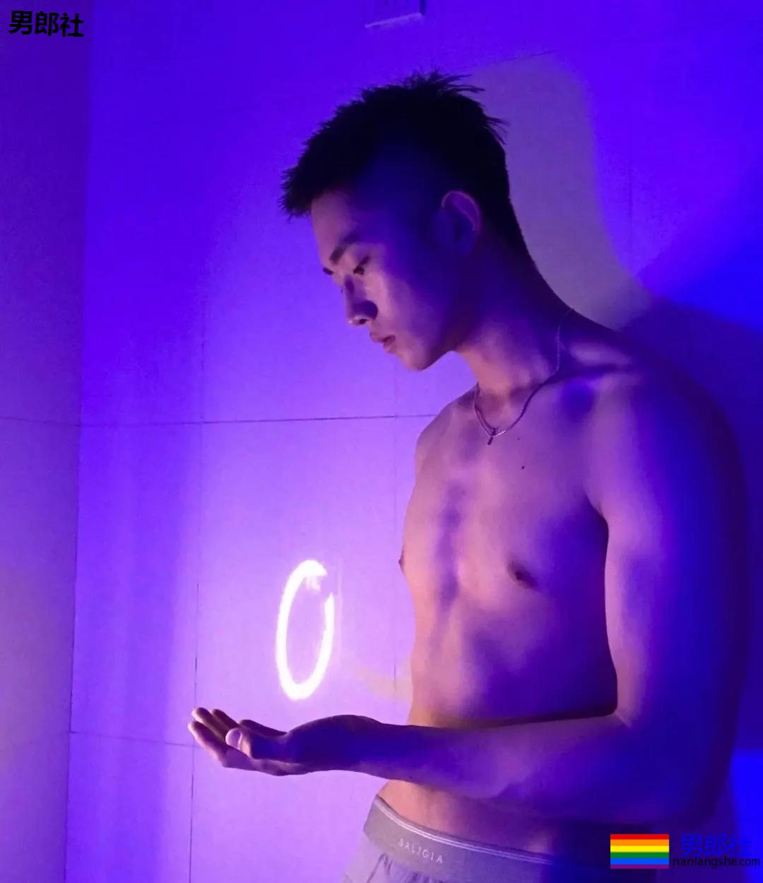 校草自拍，大长腿腹肌超能秀 - 51虹马