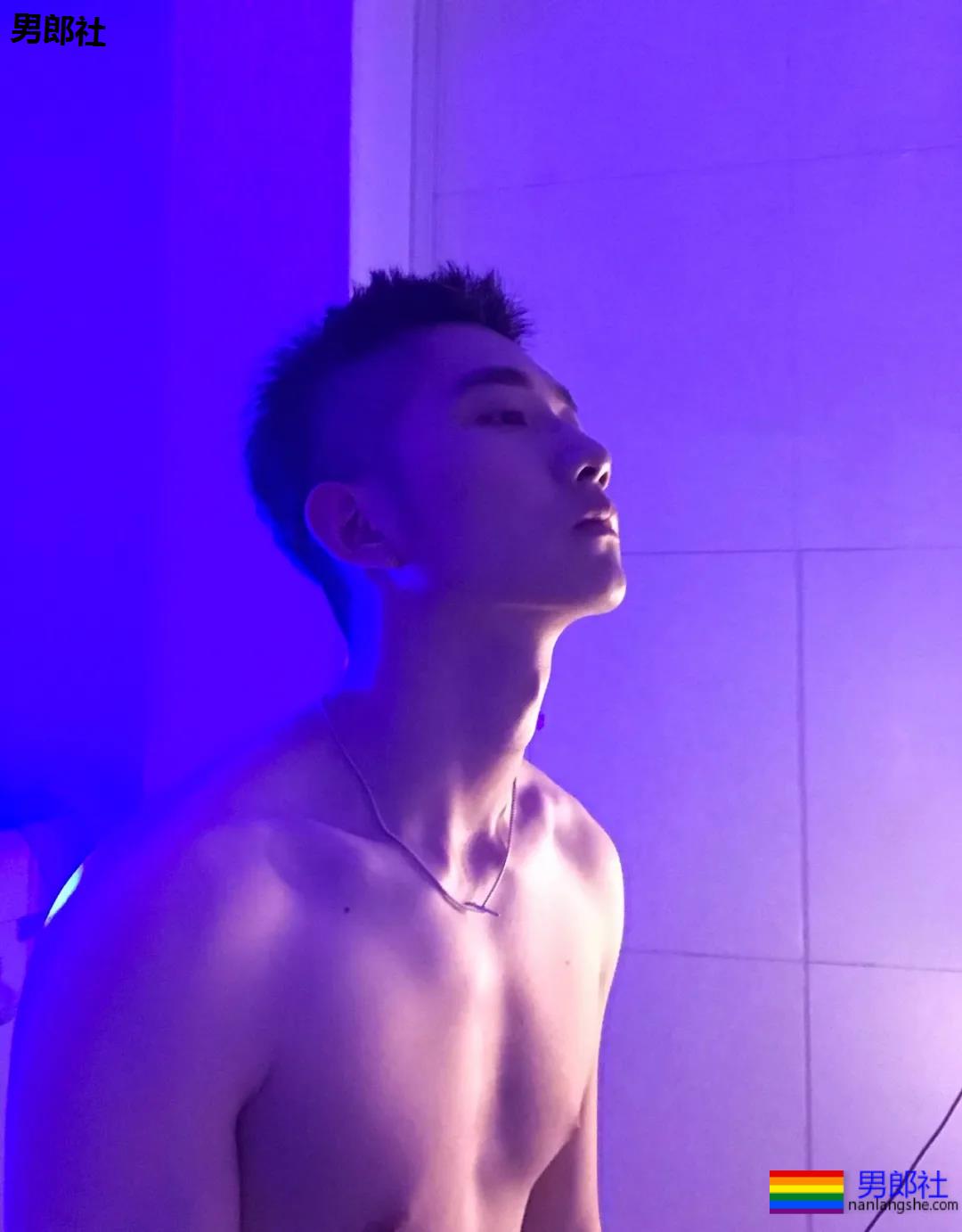 校草自拍，大长腿腹肌超能秀 - 51虹马