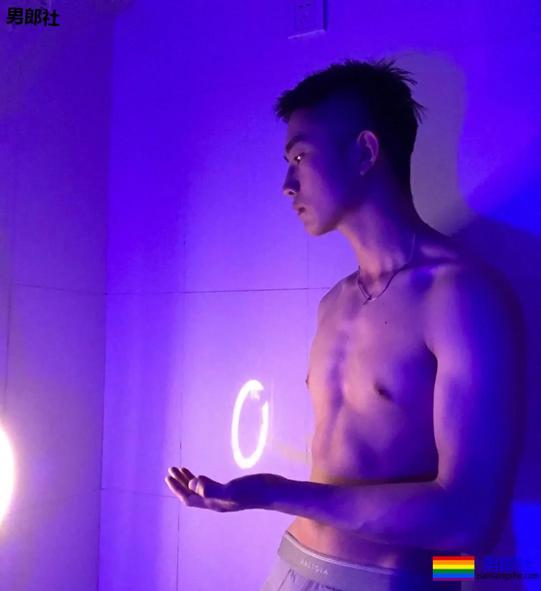 校草自拍，大长腿腹肌超能秀 - 51虹马