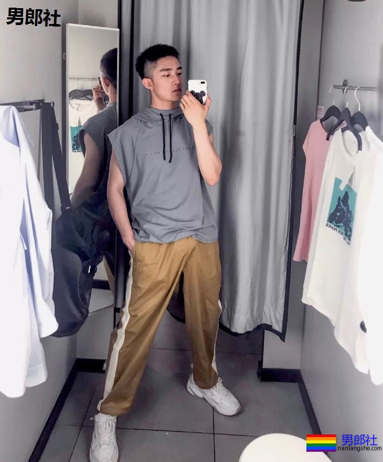 校草自拍，大长腿腹肌超能秀 - 51虹马