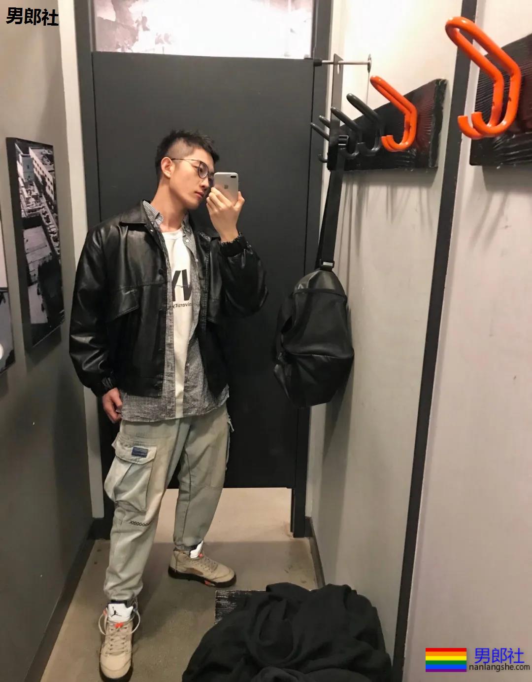 校草自拍，大长腿腹肌超能秀 - 51虹马