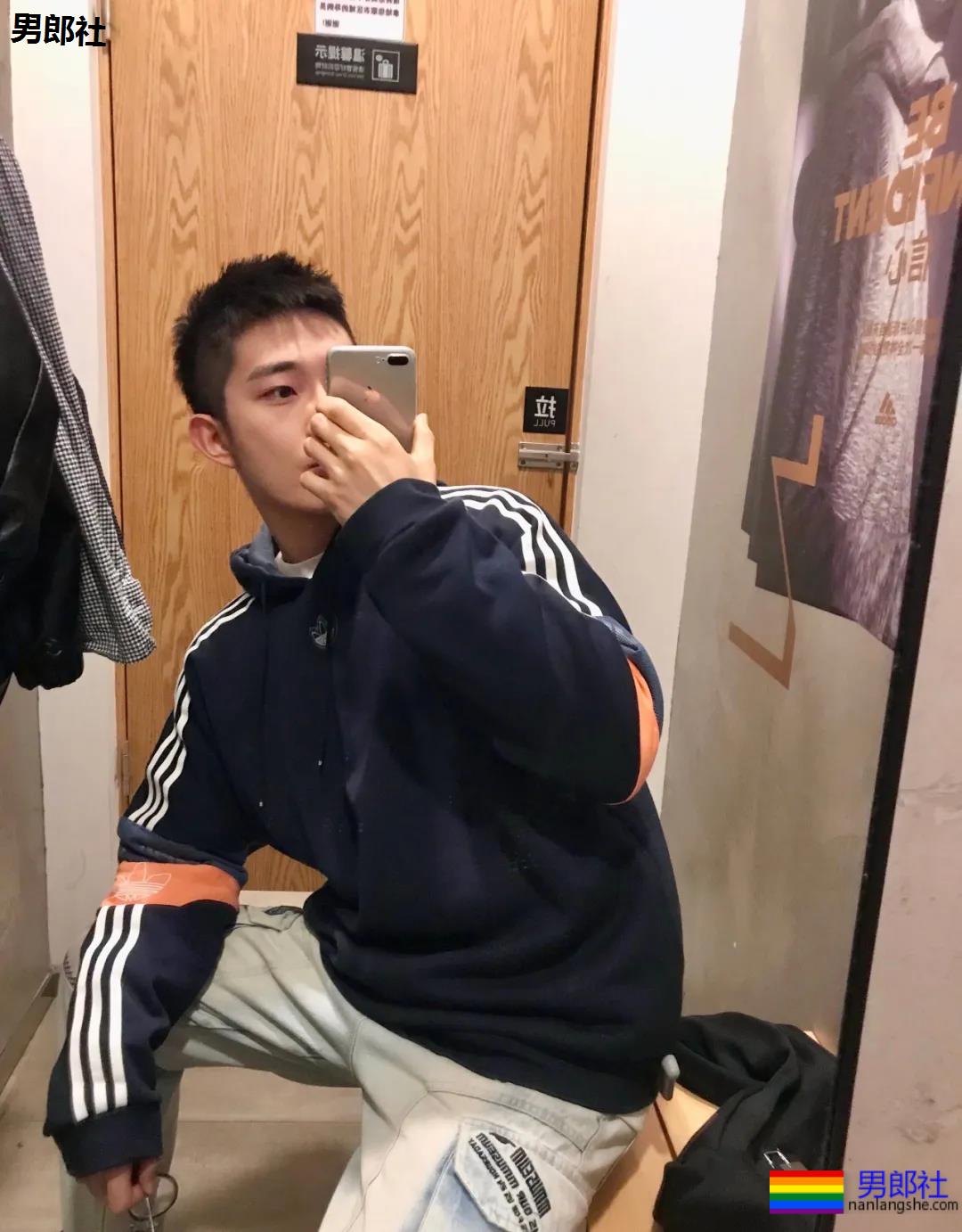 校草自拍，大长腿腹肌超能秀 - 51虹马