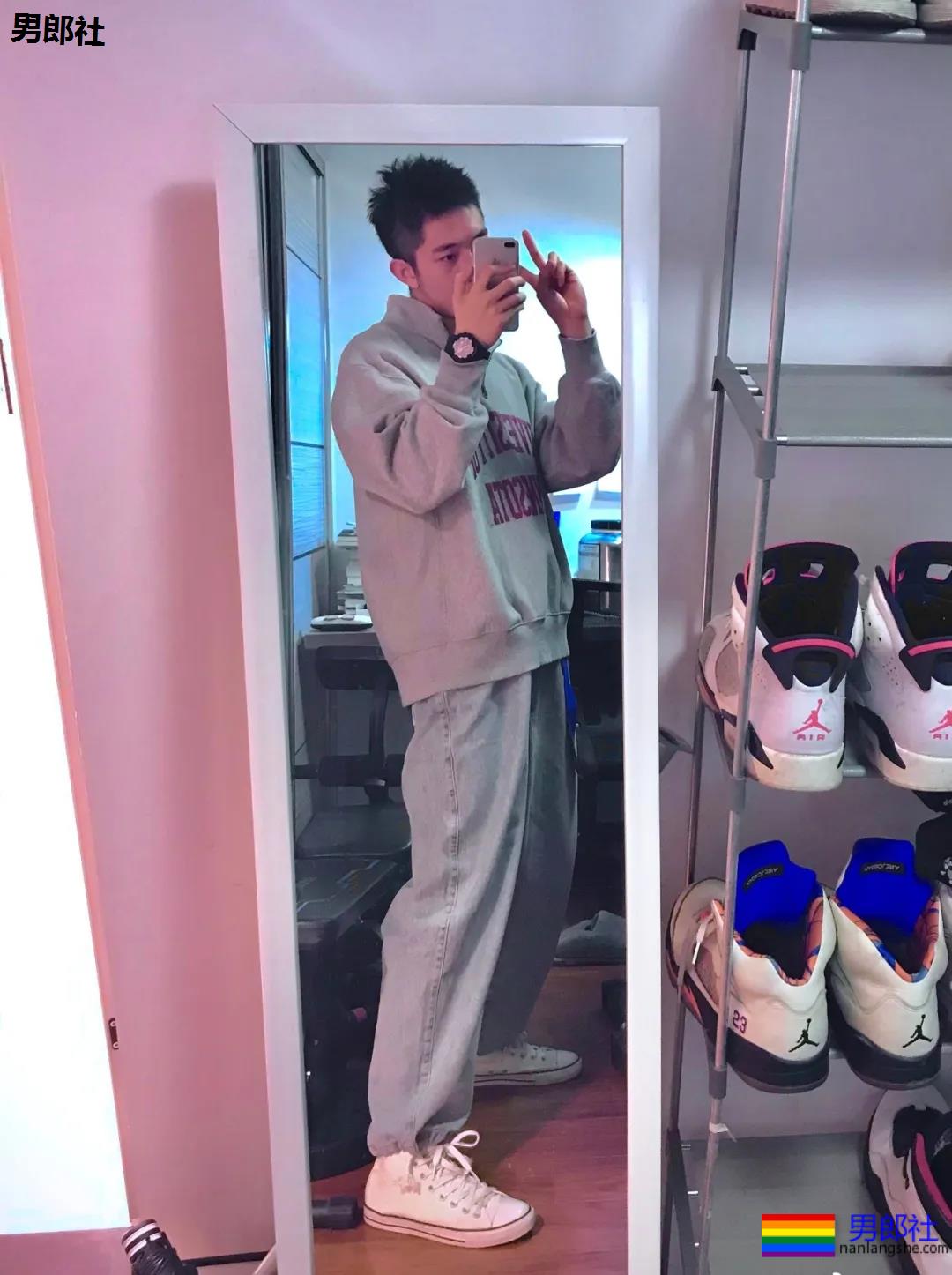 校草自拍，大长腿腹肌超能秀 - 51虹马