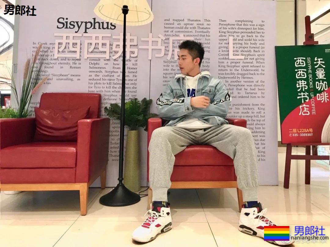 校草自拍，大长腿腹肌超能秀 - 51虹马