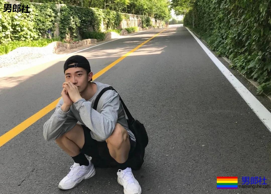 校草自拍，大长腿腹肌超能秀 - 51虹马