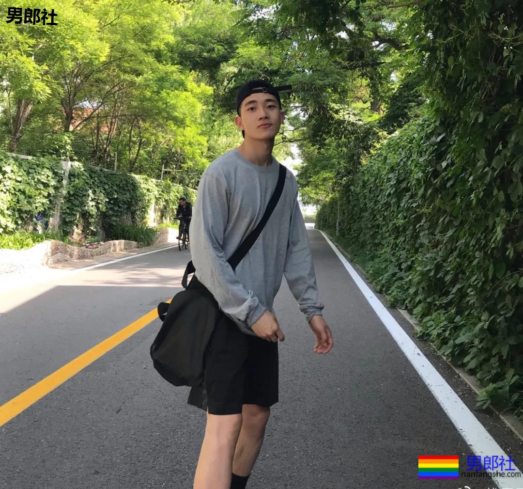 校草自拍，大长腿腹肌超能秀 - 51虹马