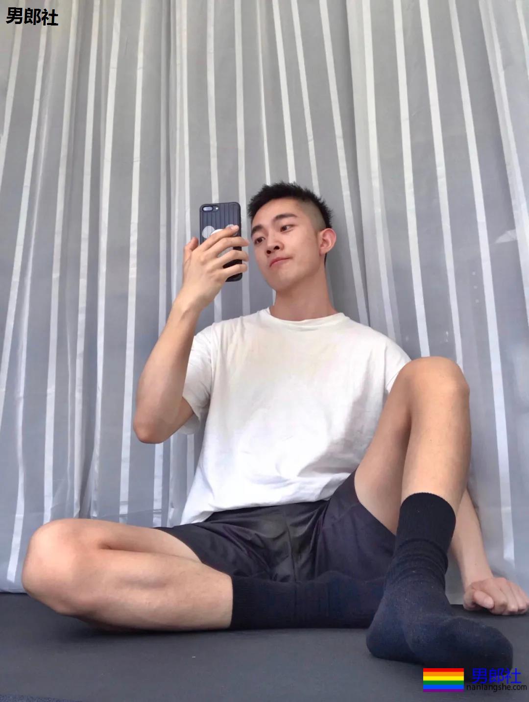 校草自拍，大长腿腹肌超能秀 - 51虹马