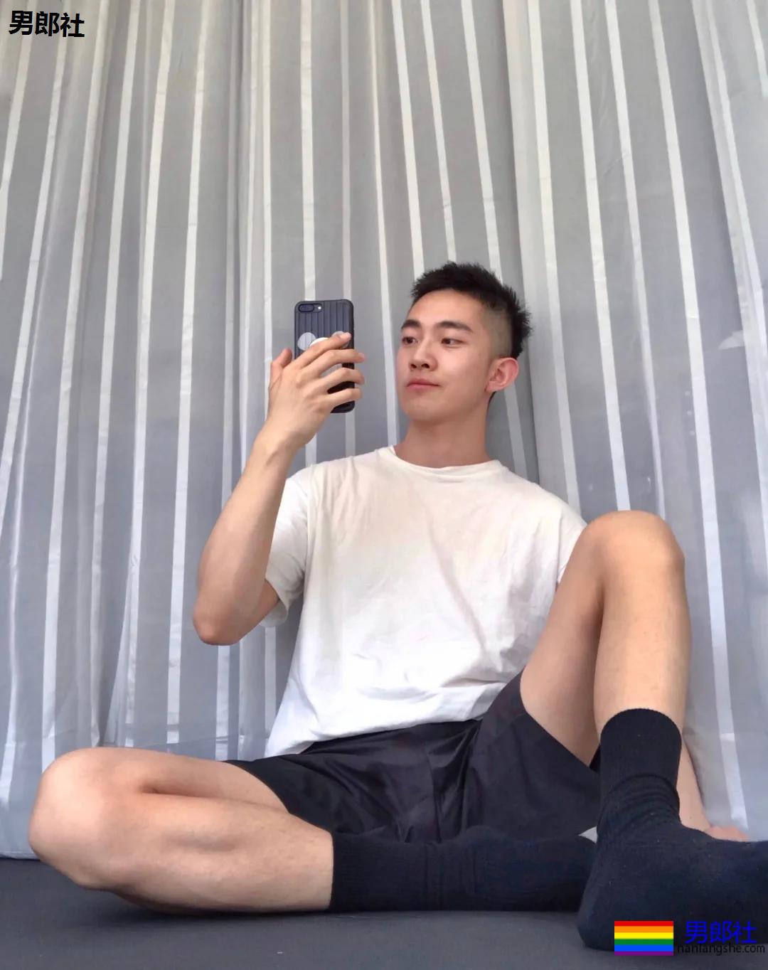 校草自拍，大长腿腹肌超能秀 - 51虹马