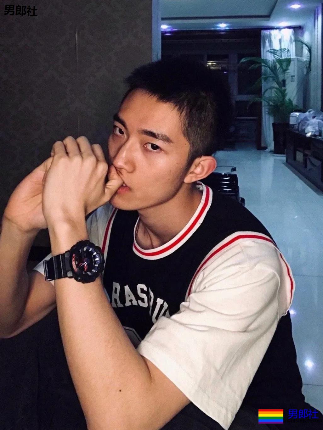 校草自拍，大长腿腹肌超能秀 - 51虹马