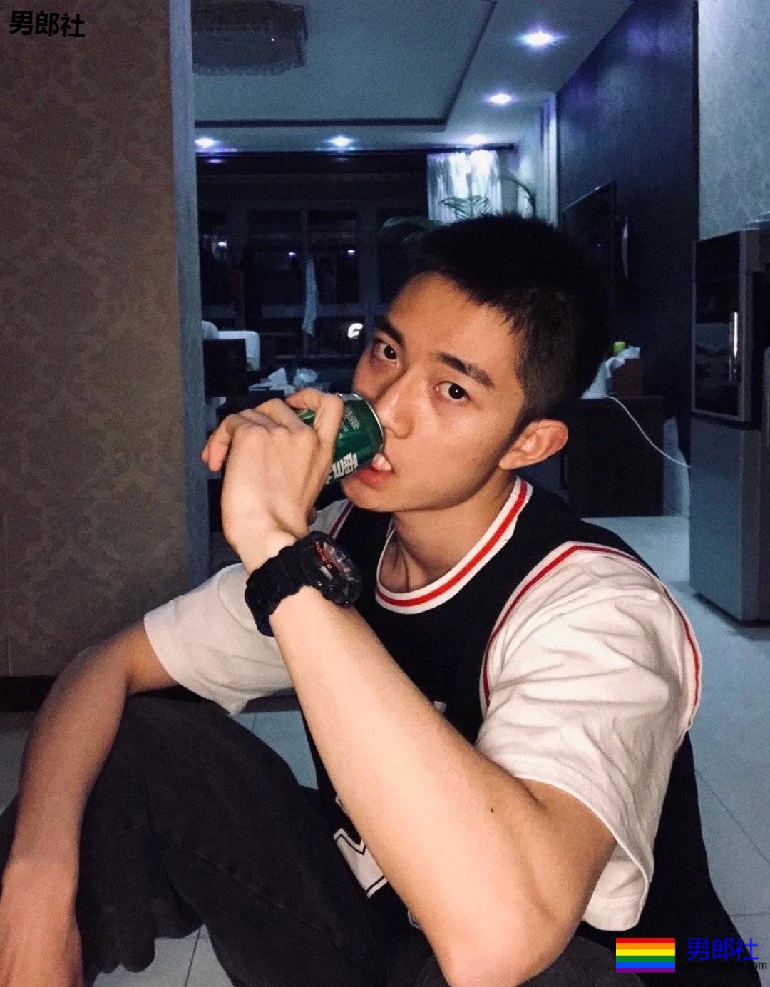 校草自拍，大长腿腹肌超能秀 - 51虹马