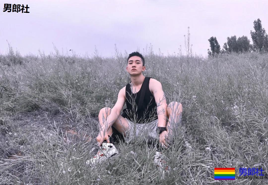 校草自拍，大长腿腹肌超能秀 - 51虹马