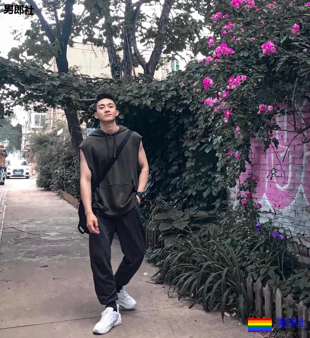 校草自拍，大长腿腹肌超能秀 - 51虹马