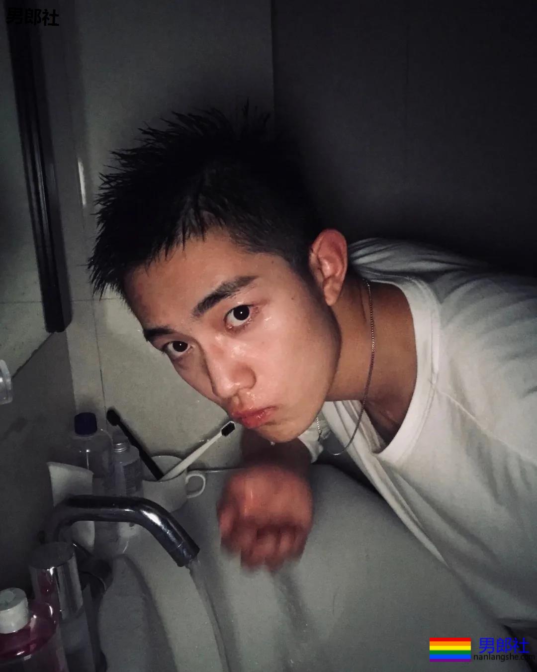 校草自拍，大长腿腹肌超能秀 - 51虹马