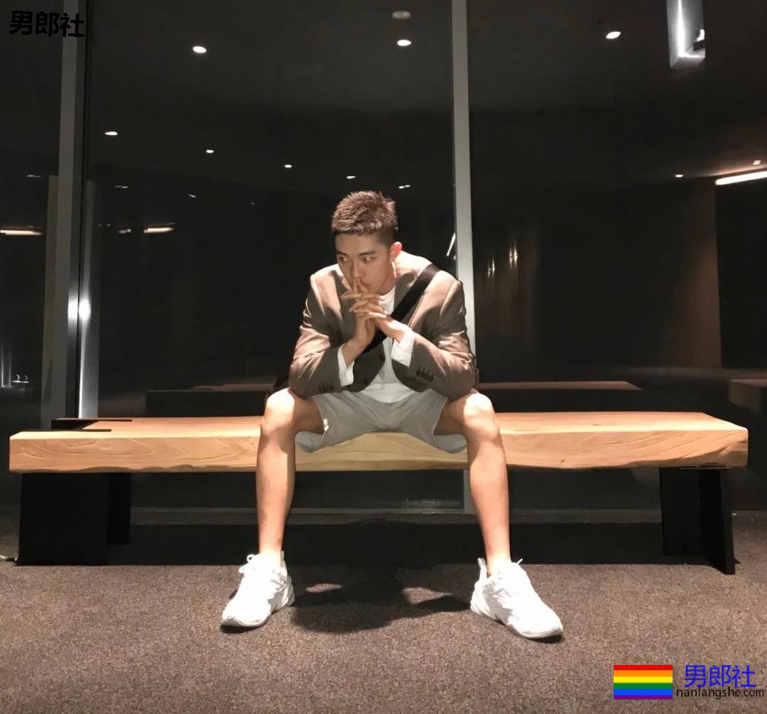 校草自拍，大长腿腹肌超能秀 - 51虹马