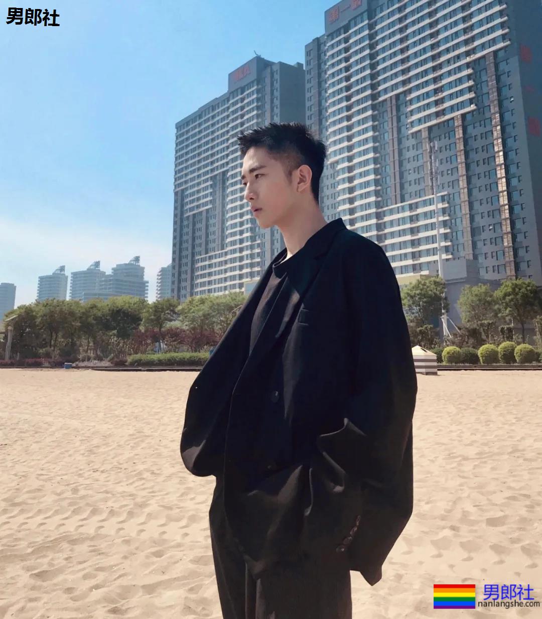 校草自拍，大长腿腹肌超能秀 - 51虹马