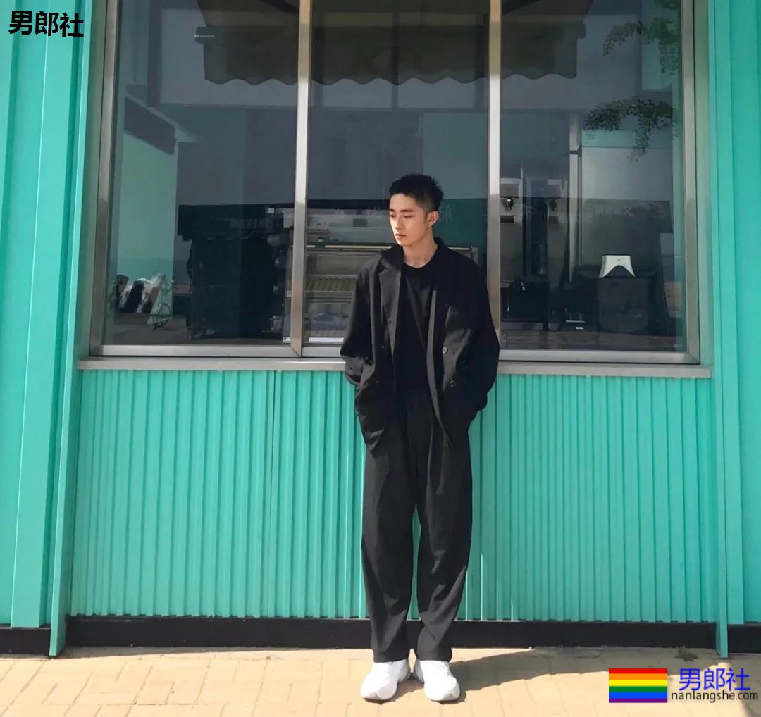 校草自拍，大长腿腹肌超能秀 - 51虹马