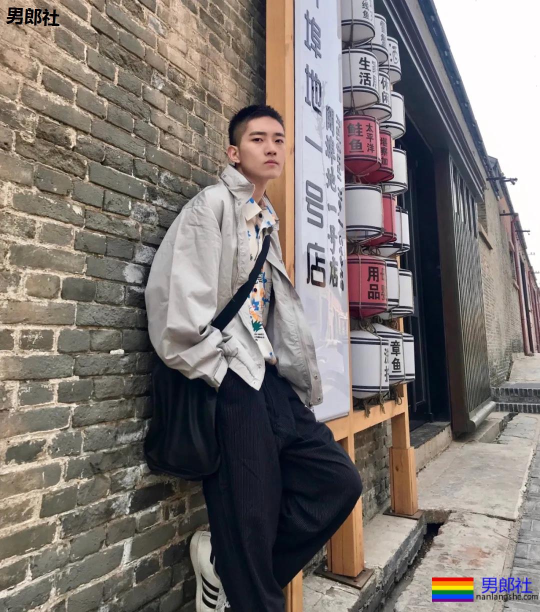 校草自拍，大长腿腹肌超能秀 - 51虹马