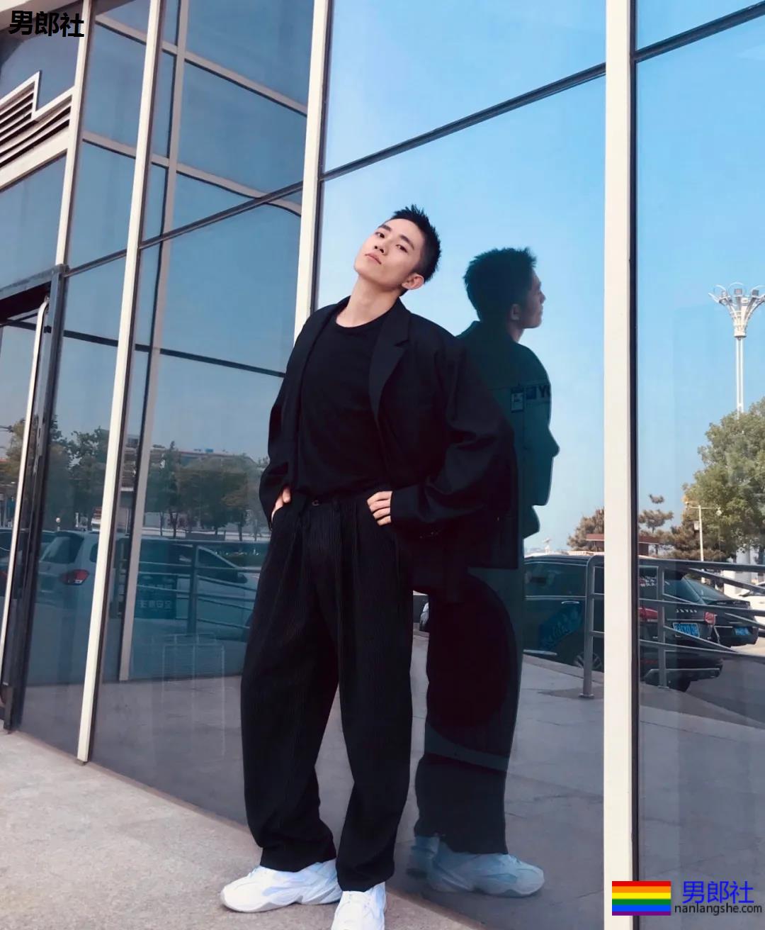 校草自拍，大长腿腹肌超能秀 - 51虹马