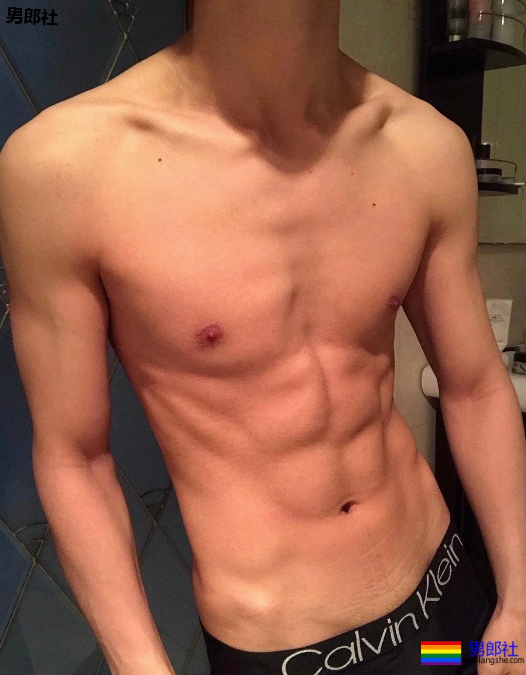 校草自拍，大长腿腹肌超能秀 - 51虹马