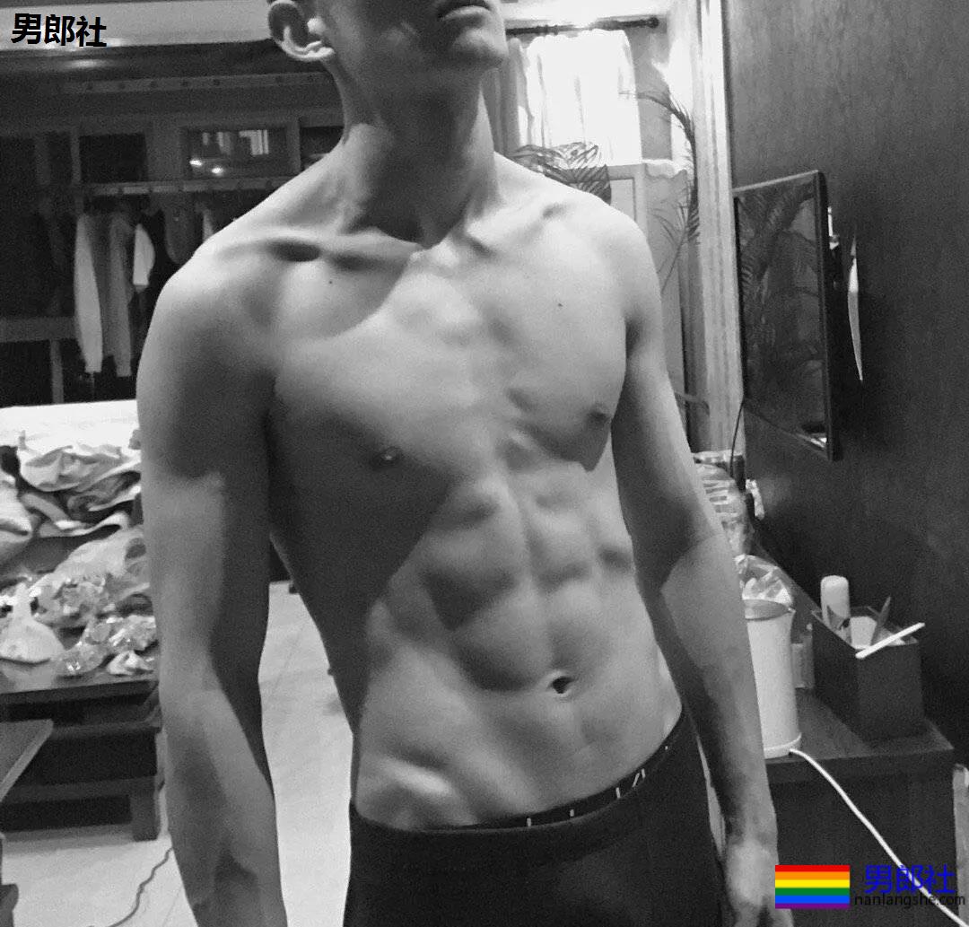 校草自拍，大长腿腹肌超能秀 - 51虹马