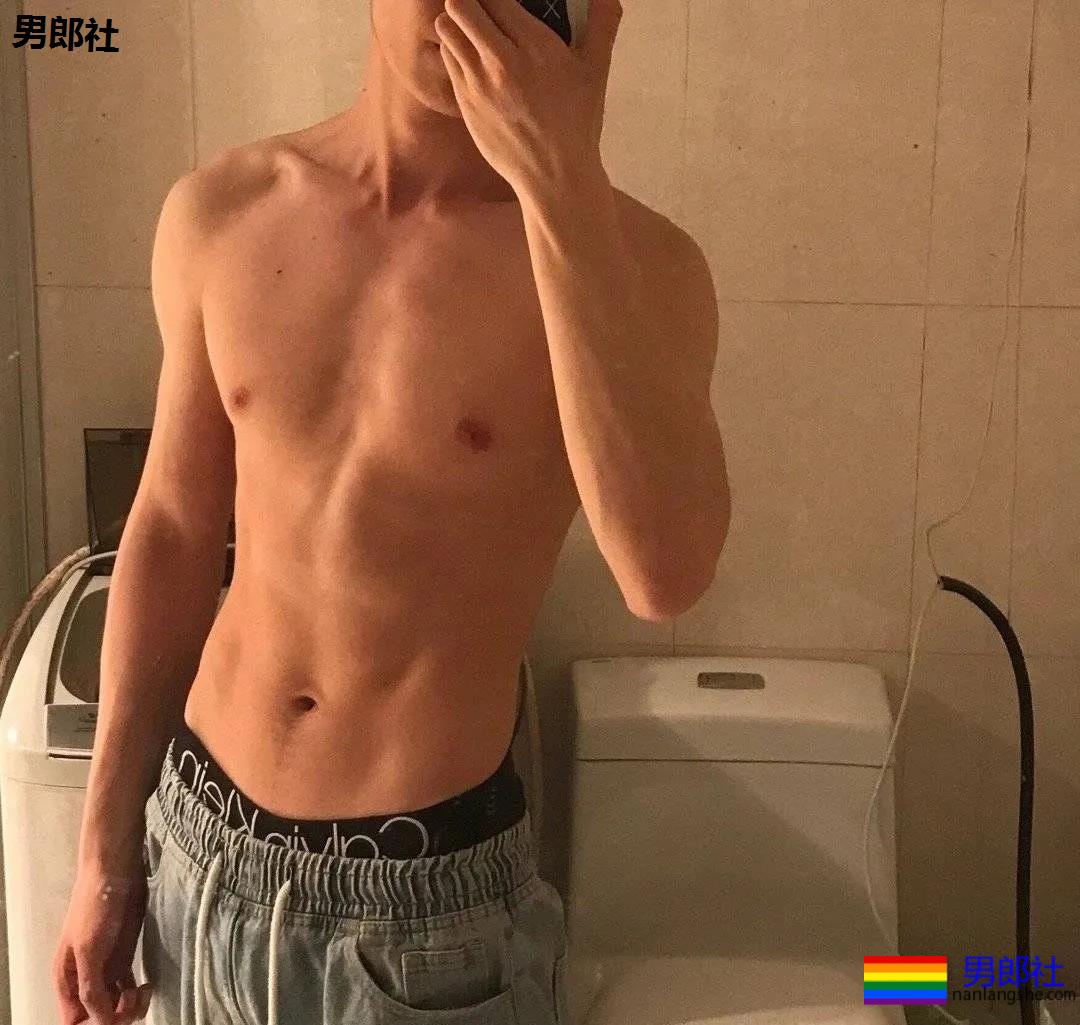 校草自拍，大长腿腹肌超能秀 - 51虹马