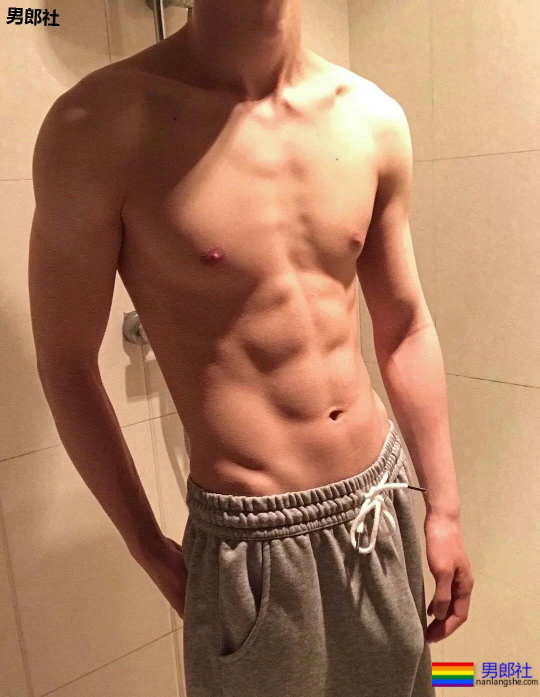 校草自拍，大长腿腹肌超能秀 - 51虹马