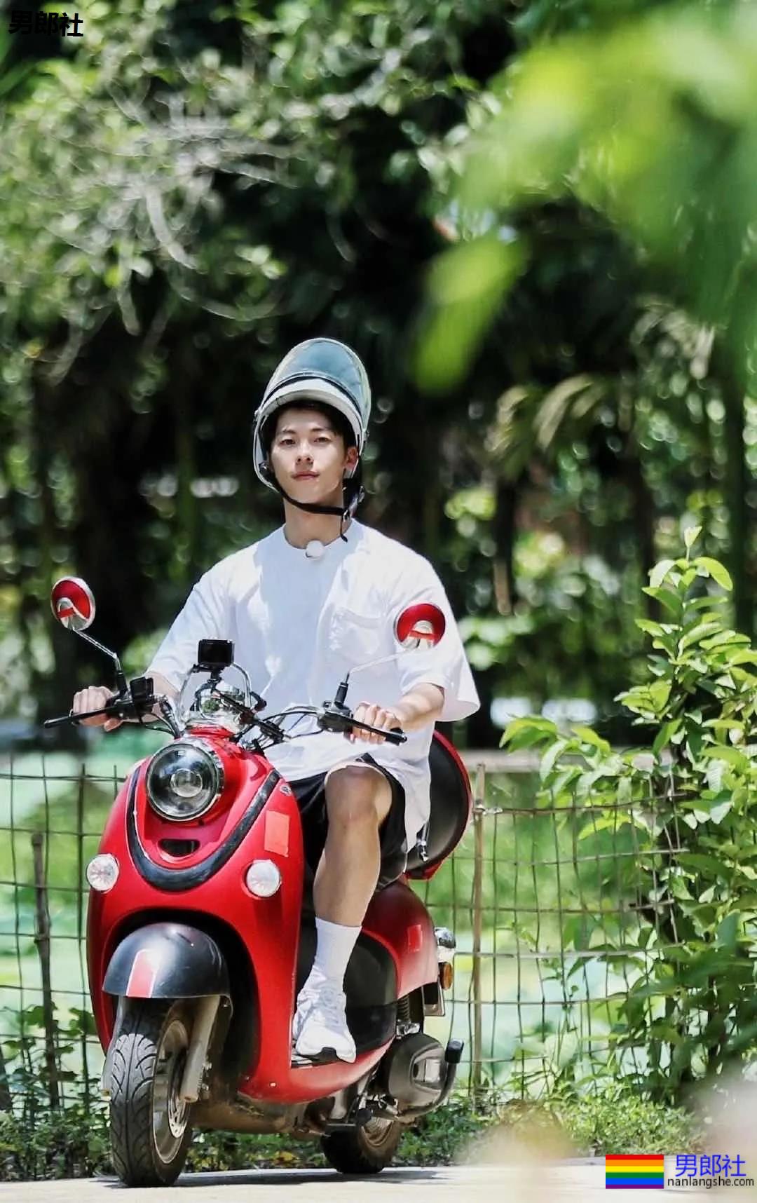 许光汉穿白袜的样子，我康康谁又可了？ - 51虹马