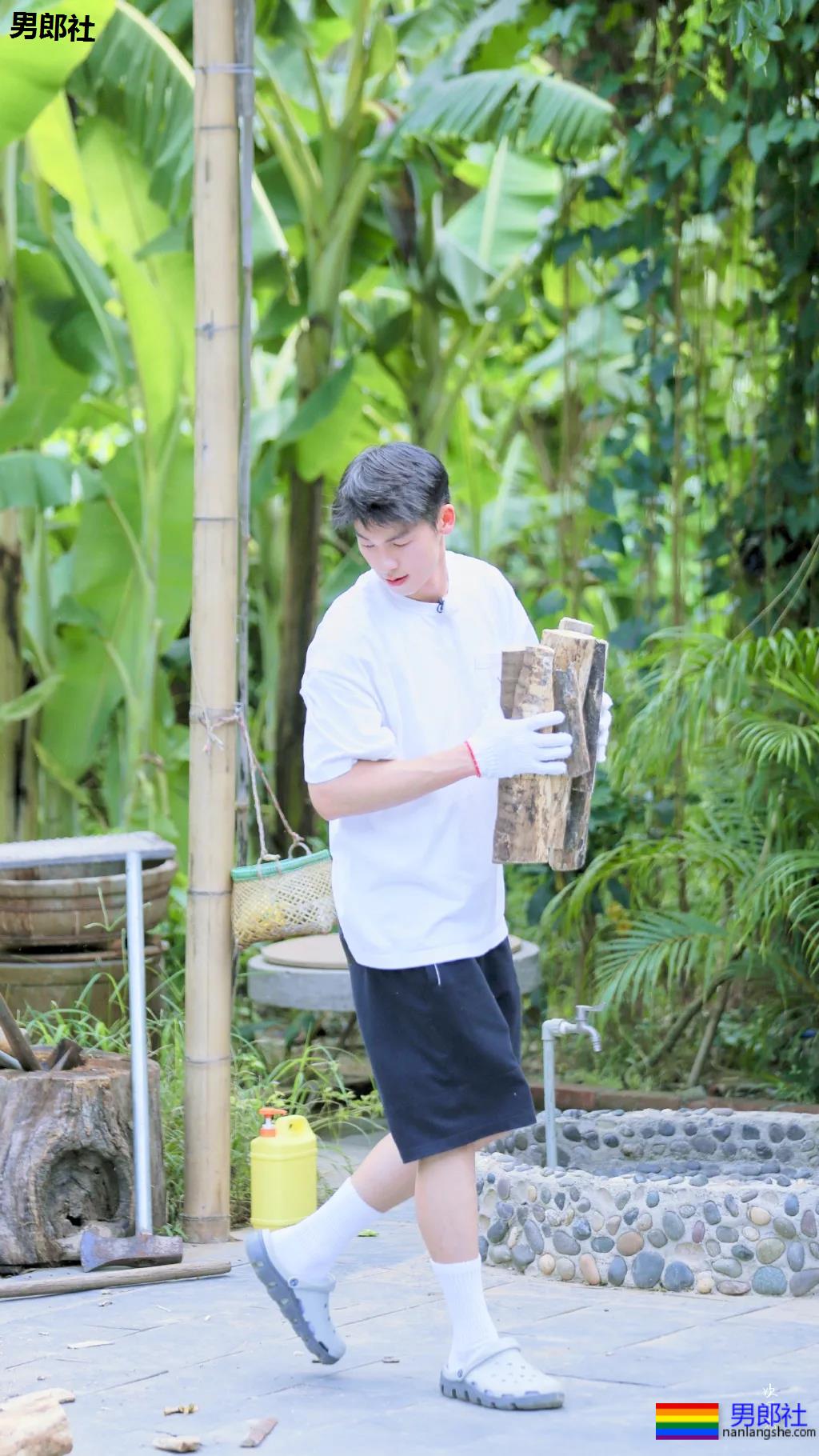 许光汉穿白袜的样子，我康康谁又可了？ - 51虹马