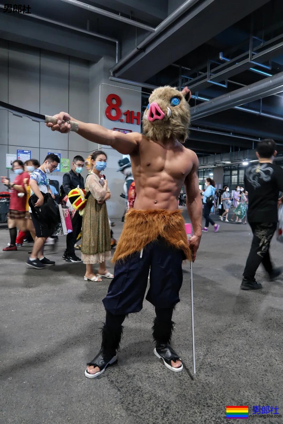 漫展黝黑筋肉男火了！短发天菜体育生小钢砲，这身腱子肉绝了！-51虹马