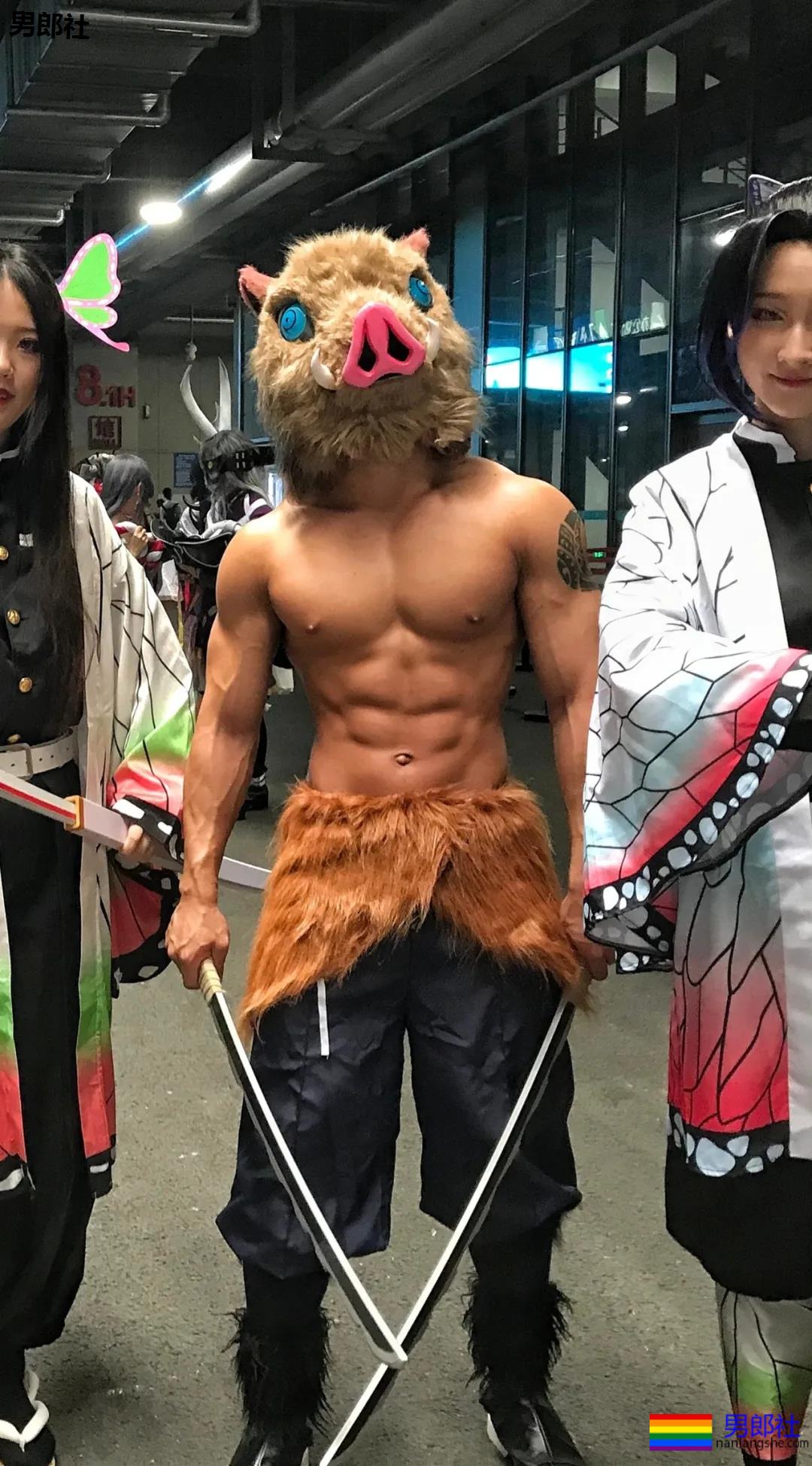 漫展黝黑筋肉男火了！短发天菜体育生小钢砲，这身腱子肉绝了！ - 51虹马