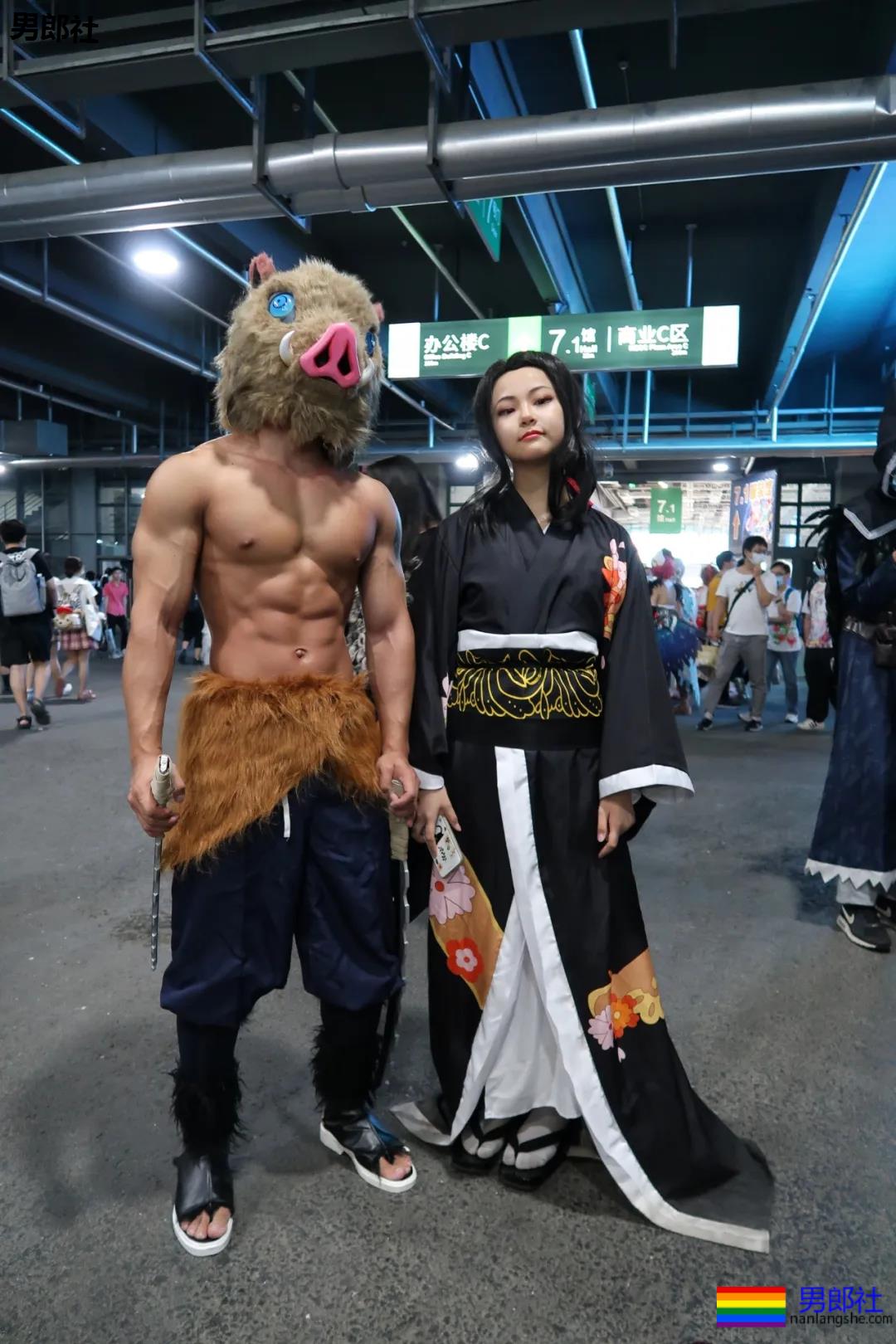 漫展黝黑筋肉男火了！短发天菜体育生小钢砲，这身腱子肉绝了！ - 51虹马