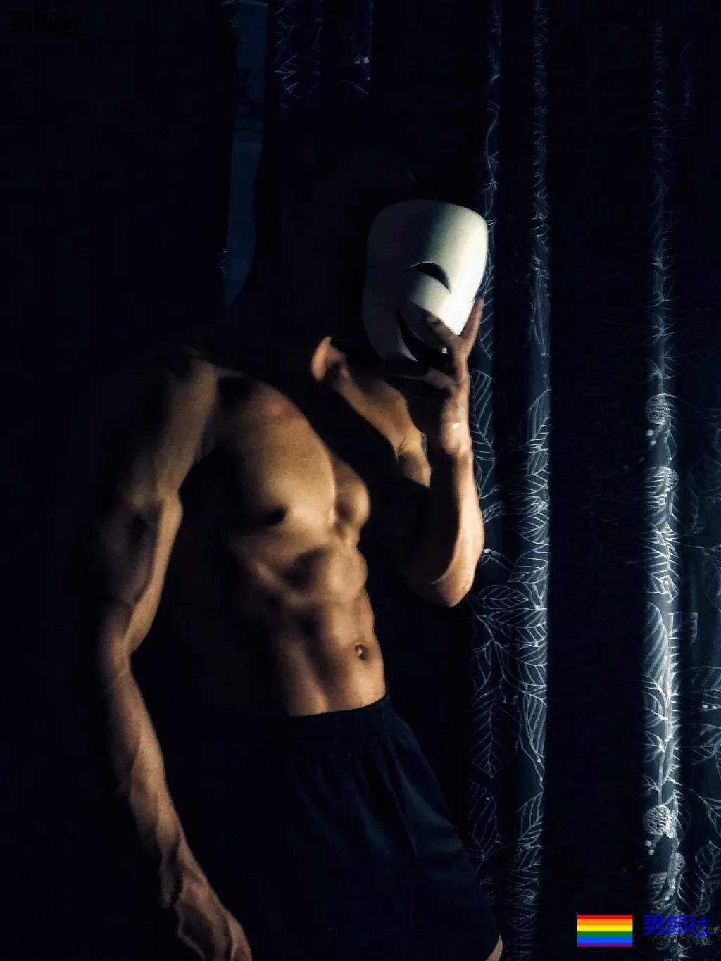 漫展黝黑筋肉男火了！短发天菜体育生小钢砲，这身腱子肉绝了！ - 51虹马