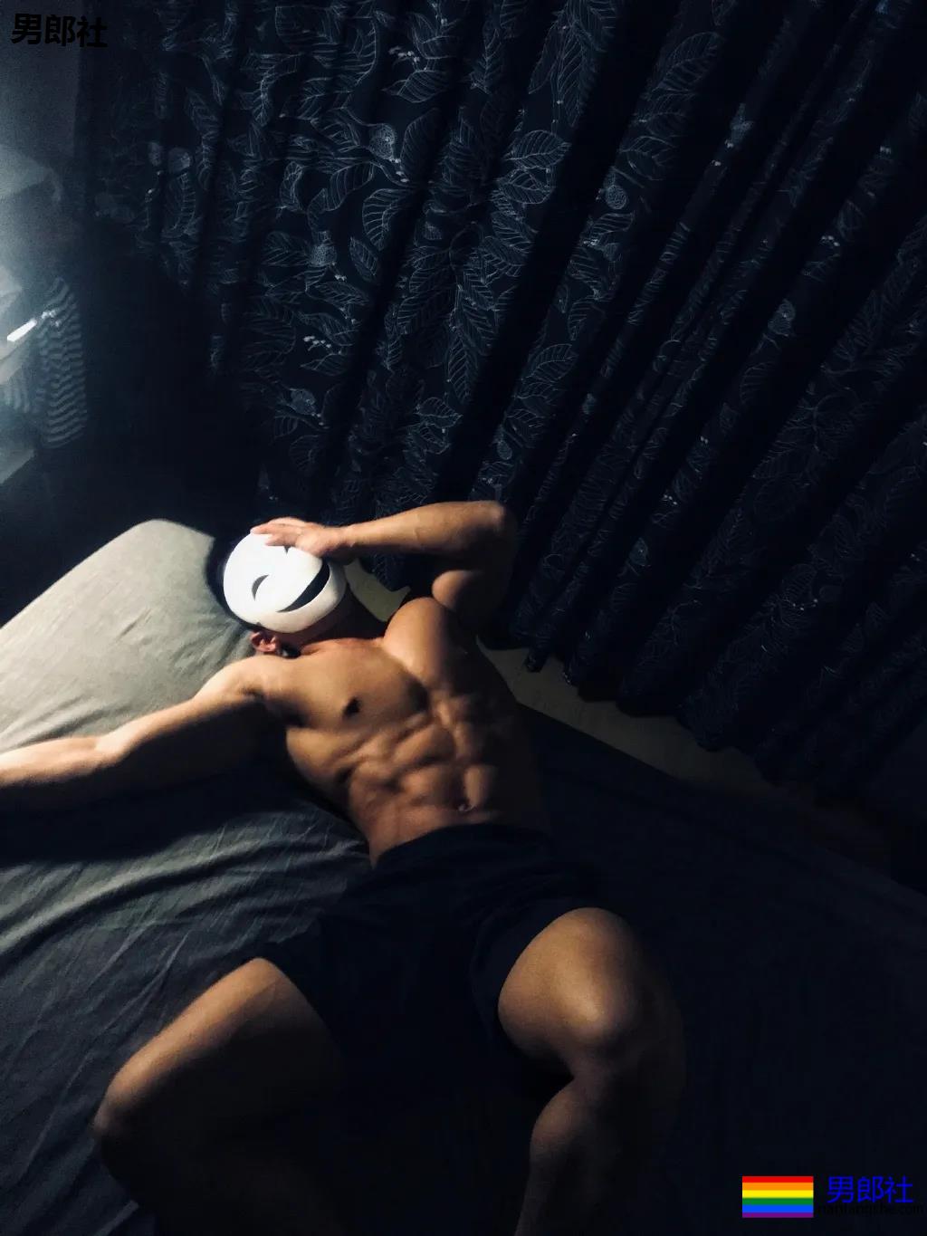 漫展黝黑筋肉男火了！短发天菜体育生小钢砲，这身腱子肉绝了！ - 51虹马