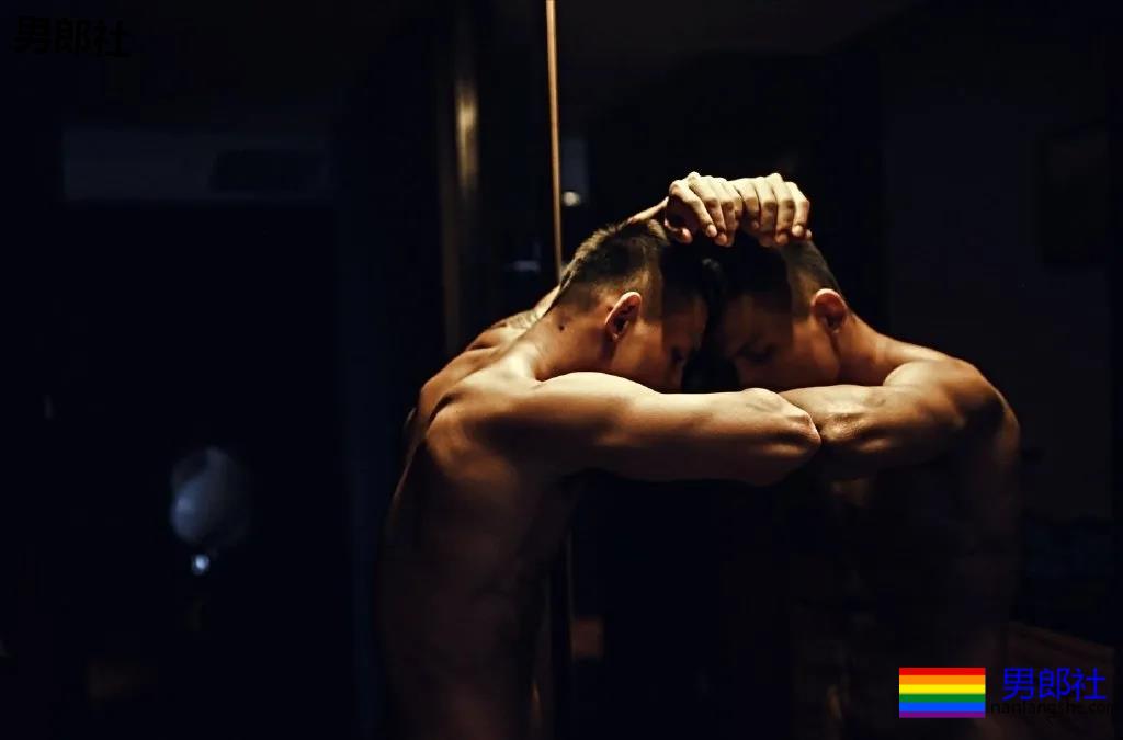 漫展黝黑筋肉男火了！短发天菜体育生小钢砲，这身腱子肉绝了！ - 51虹马