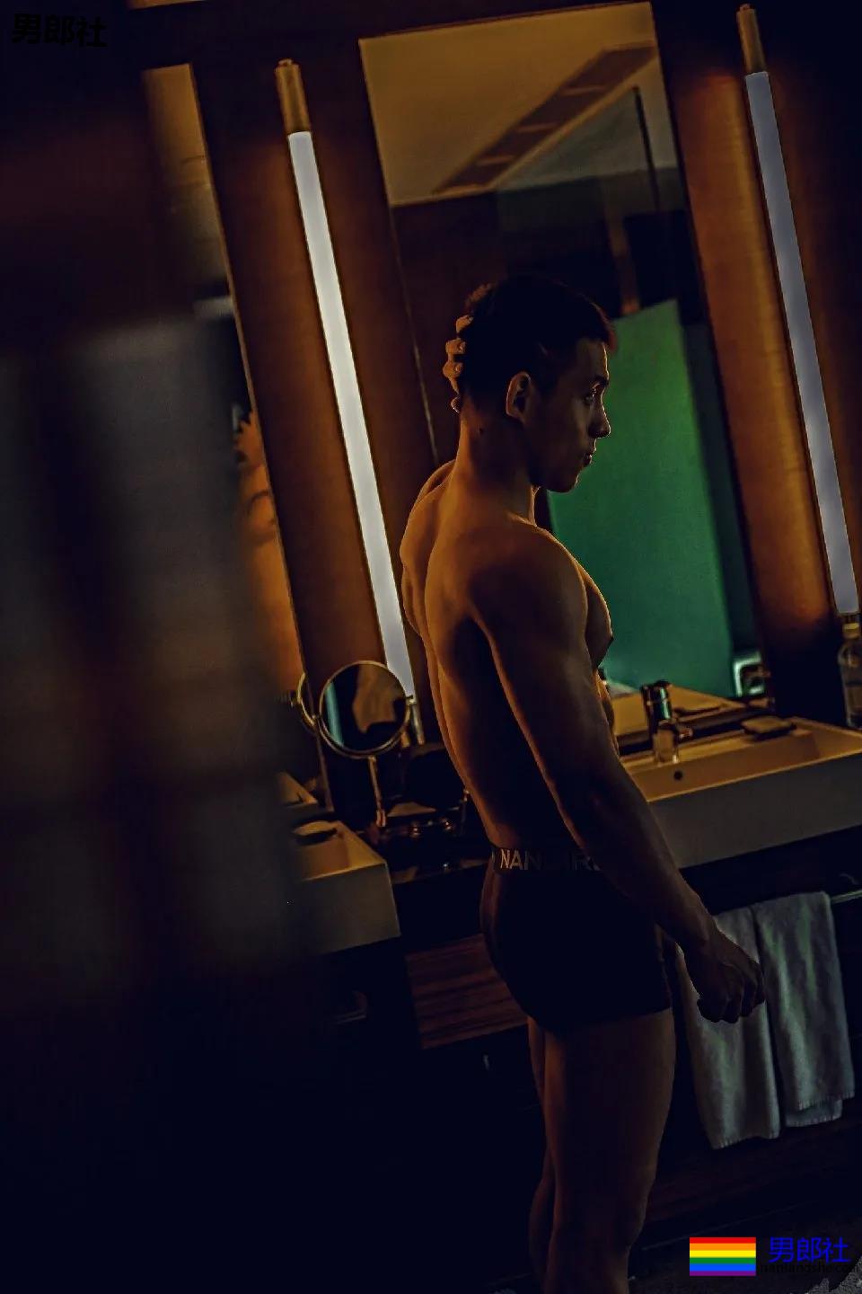 漫展黝黑筋肉男火了！短发天菜体育生小钢砲，这身腱子肉绝了！ - 51虹马